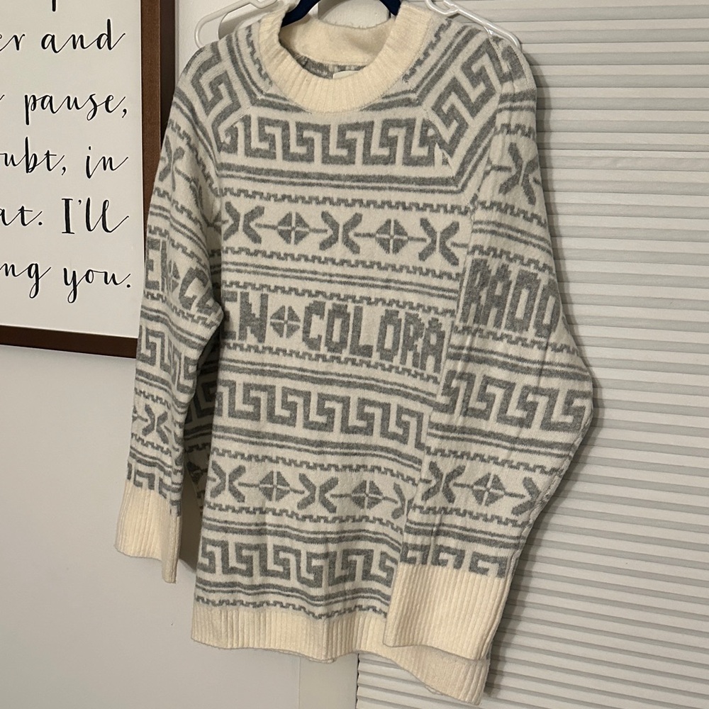 Abercrombie & Fitch Cream and Gray Patterned Sweater